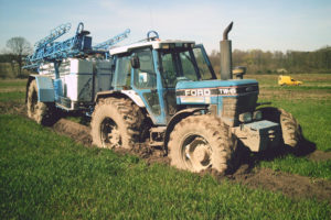 Galeria zdjęć traktora w polu z eksploatacją opryskiwacza.