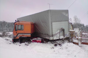 W śniegu zaparkowana jest ciężarówka.