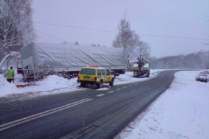 Galeria zdjęć ciężarówki na zaśnieżonej drodze.